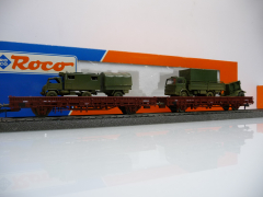 Roco 44043 H0 Zwei Rungenwagen mit Militärfahrzeugen mit Anhängern