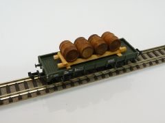 Minitrix 13589 N Niederbordwagen grün DB beladen mit 4 Echtholzfässern